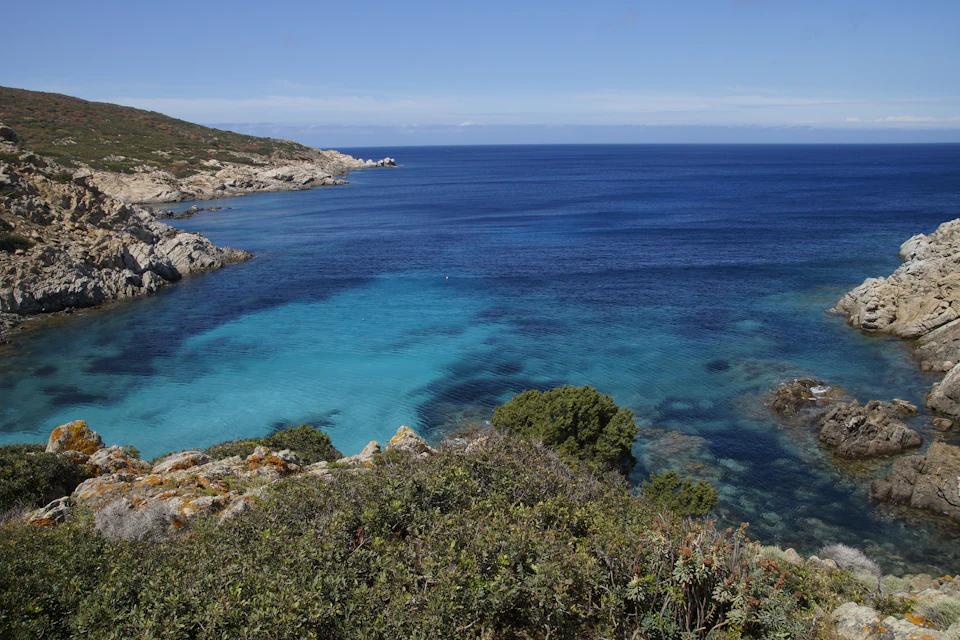 Costa dell'Asinara con macchia mediterranea e mare azzurro