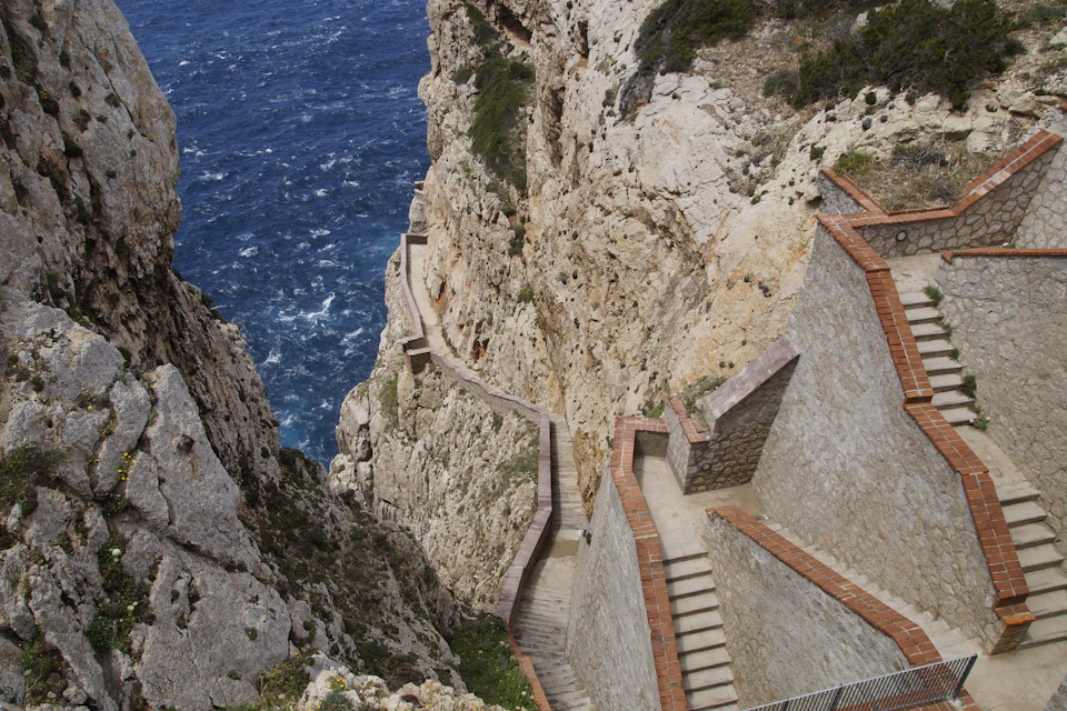 La scalinata dell'Escala del Cabirol scavata nella scogliera a picco sul mare di Capo Caccia