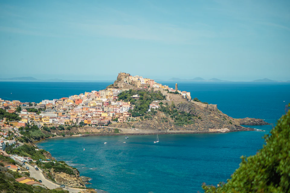 Il centro storico di Castelsardo arroccato sul promontorio sopra il mare