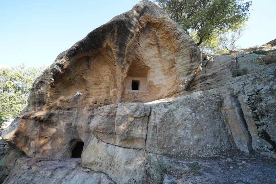 Tombe scavate nella roccia calcarea, le domus de janas, con aperture ad arco