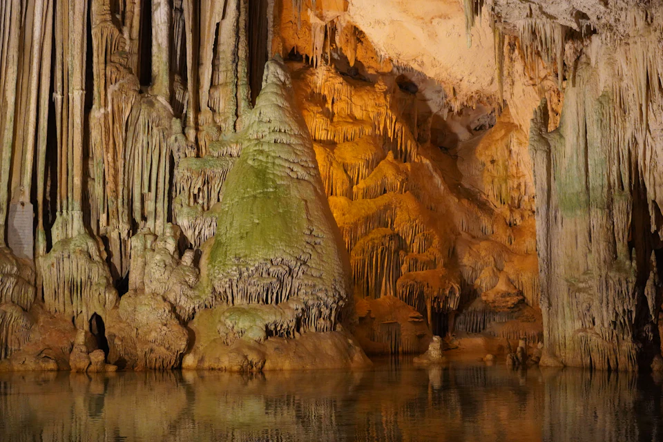 Stalattiti e stalagmiti all'interno della Grotta di Nettuno