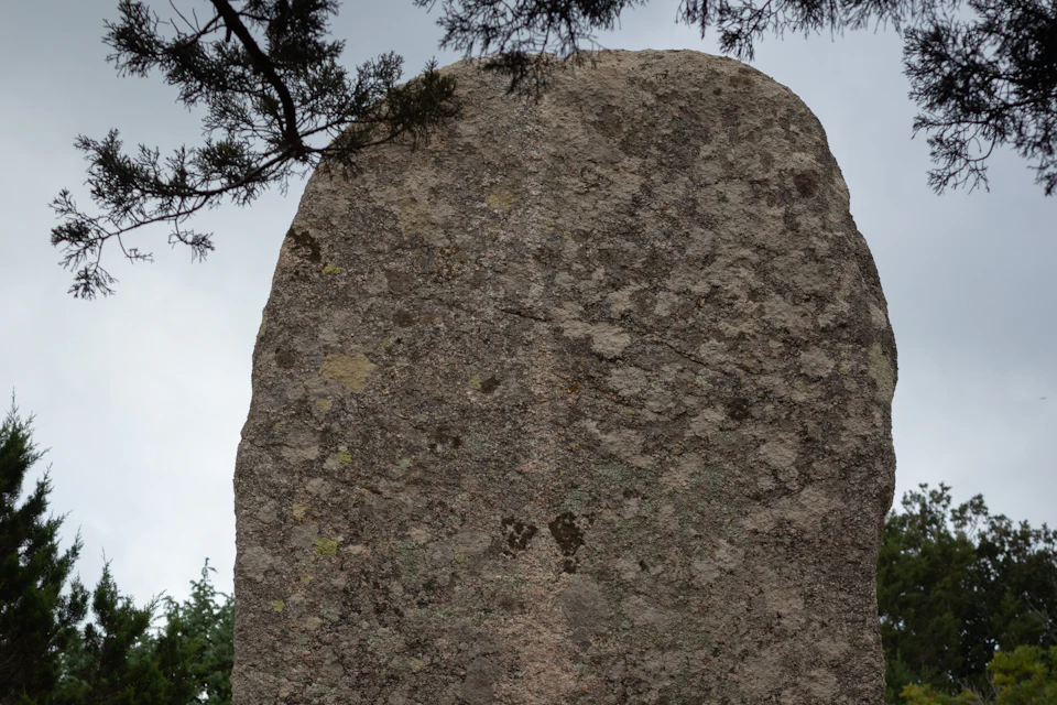 Stele in pietra di una tomba dei giganti, monumento funerario della Sardegna preistorica