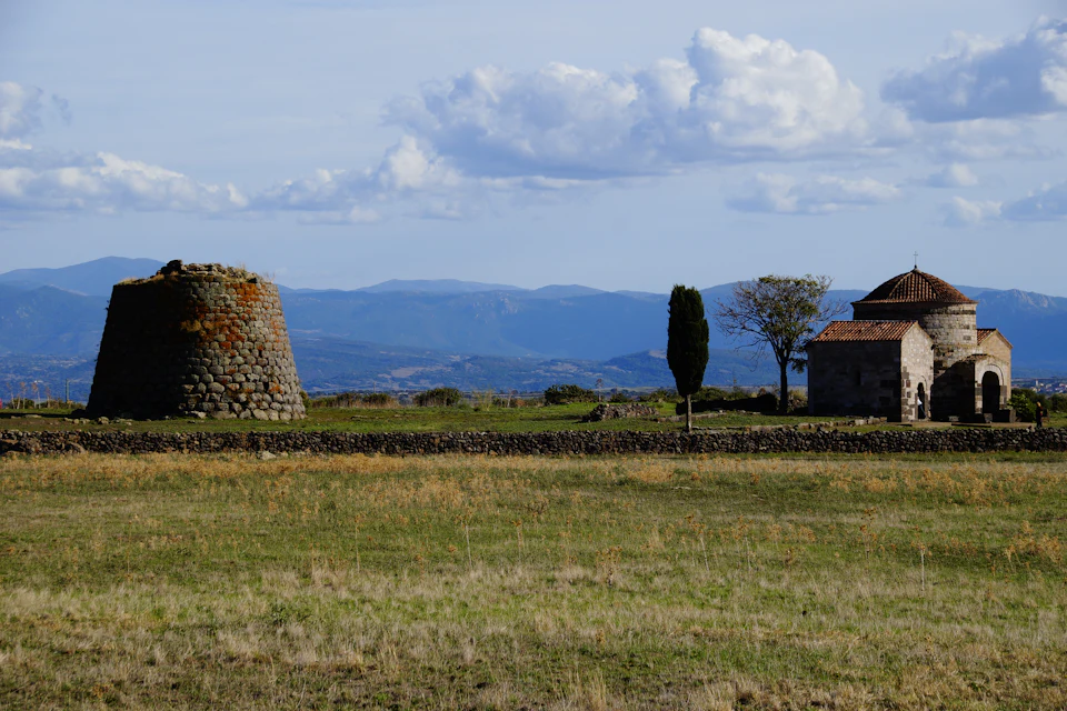 Un nuraghe e una chiesetta romanica isolati nella campagna sarda