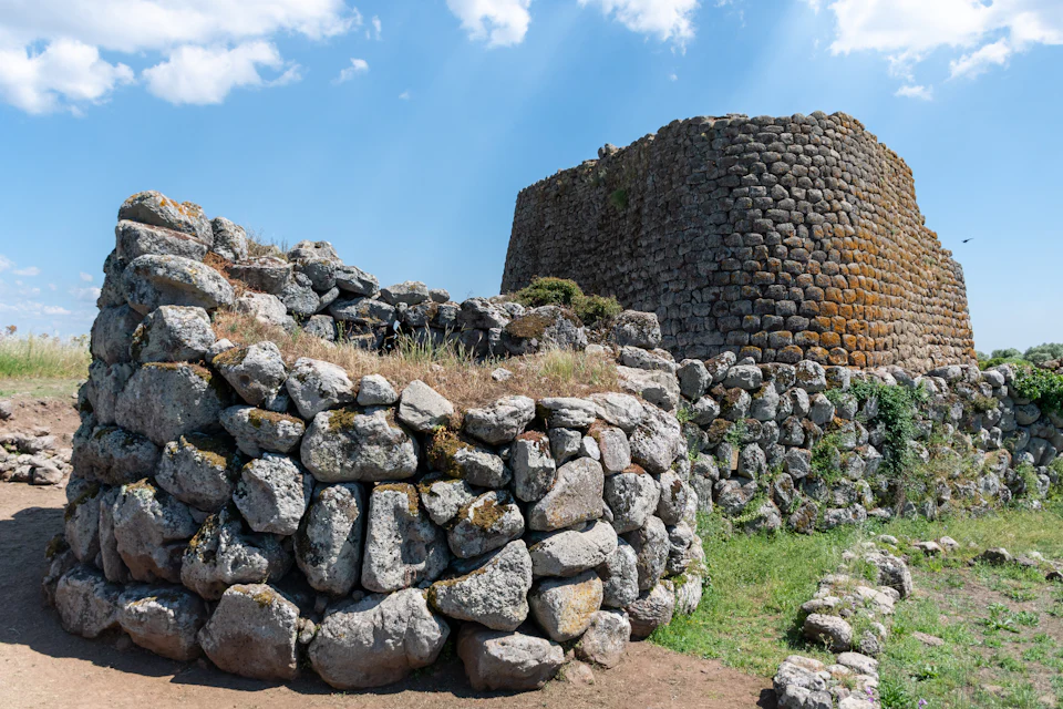 Il Nuraghe di Losa, grande torre di pietra su un prato